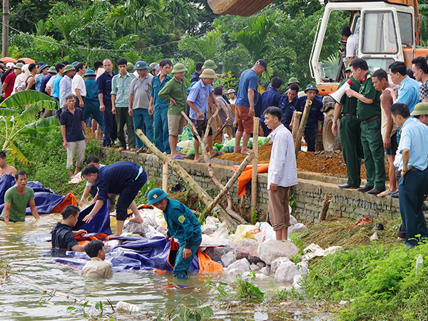 Các đơn vị trong Quân chủng PK-KQ giúp nhân dân khắc phục hậu quả mưa lũ