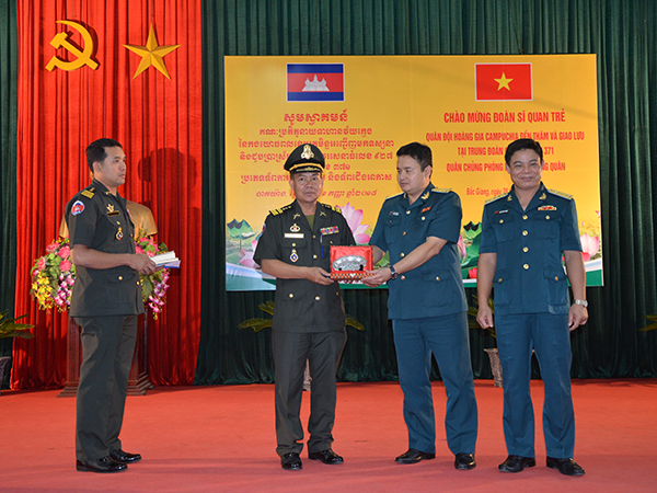 Đoàn sĩ quan trẻ Quân đội Hoàng gia Campuchia thăm và giao lưu tại Trung đoàn 927