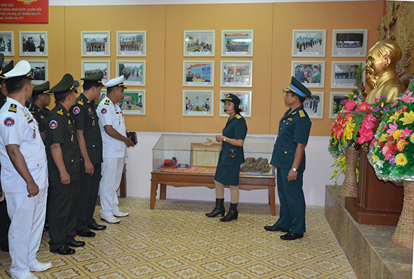 Đoàn sĩ quan trẻ Quân đội Hoàng gia Campuchia thăm và giao lưu tại Trung đoàn 927