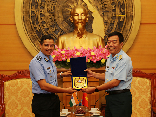 Đoàn sĩ quan trẻ Không quân Ấn Độ thăm và giao lưu tại Quân chủng PK-KQ