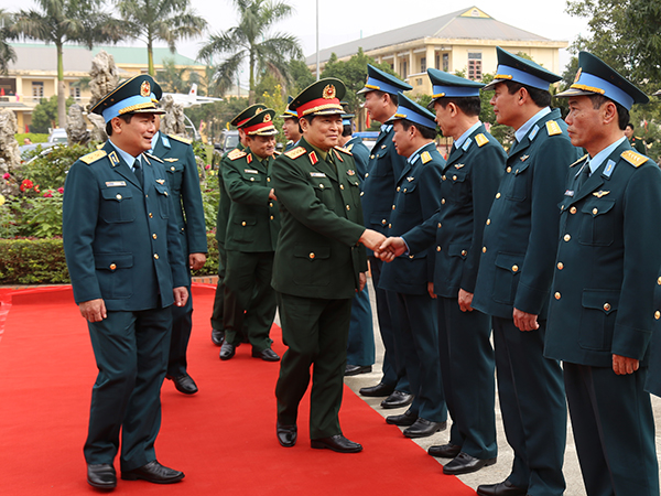 Đại tướng Ngô Xuân Lịch - Bộ trưởng Bộ Quốc phòng kiểm tra công tác SSCĐ và chúc Tết Lữ đoàn 918