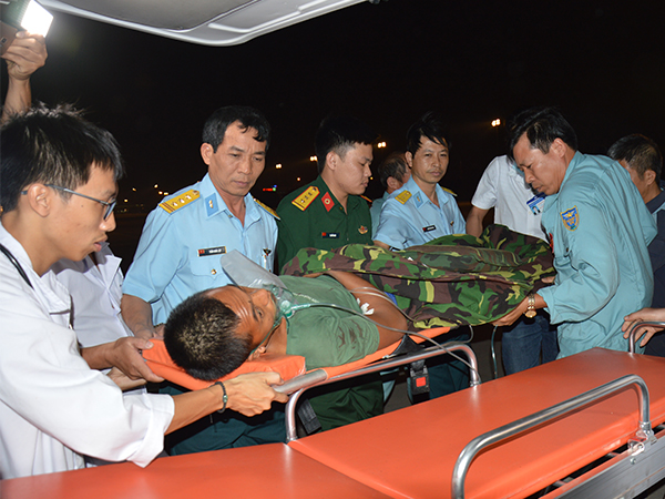 Trung đoàn 917 vận chuyển kịp thời bệnh nhân nặng từ Đảo Thổ Chu về đất liền