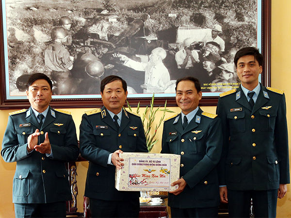 Trung tướng Lê Huy Vịnh - Tư lệnh Quân chủng PK-KQ kiểm tra SSCĐ và chúc Tết các đơn vị thuộc Sư đoàn 361 và Sư đoàn 371