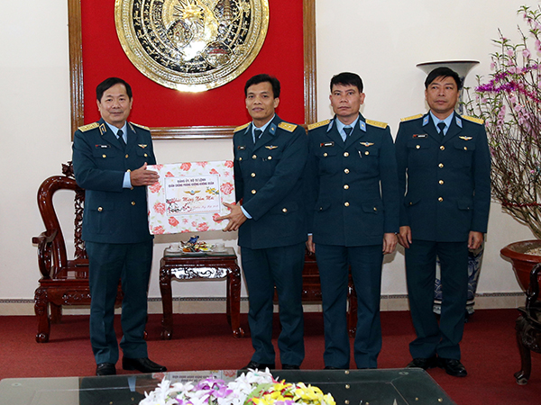 Trung tướng Lê Huy Vịnh - Tư lệnh Quân chủng PK-KQ kiểm tra SSCĐ và chúc Tết các đơn vị thuộc Sư đoàn 361 và Sư đoàn 371