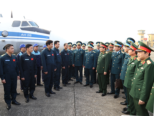 Đại tướng Ngô Xuân Lịch - Bộ trưởng Bộ Quốc phòng kiểm tra công tác SSCĐ và chúc Tết Lữ đoàn 918