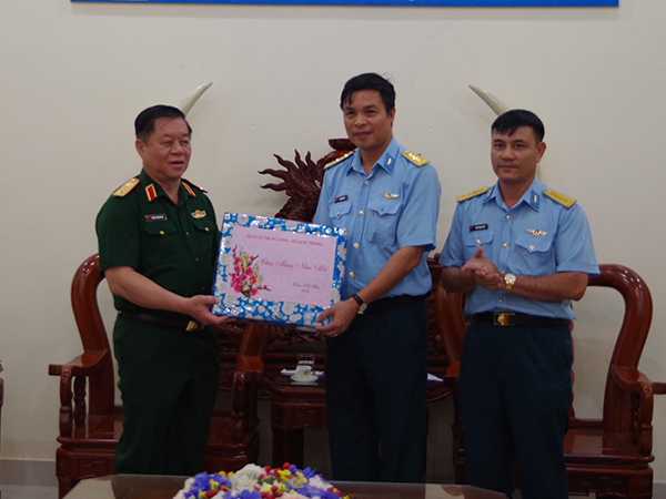 Thượng tướng Nguyễn Trọng Nghĩa - Phó Chủ nhiệm Tổng cục Chính trị kiểm tra và chúc Tết Sư đoàn 367 và Sư đoàn 370