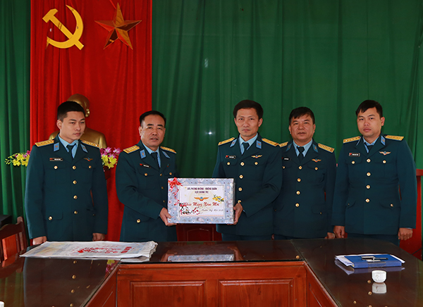 Quân chủng Phòng không-Không quân thăm, tặng quà và chúc Tết đảng bộ, chính quyền, nhân dân trên địa bàn Hà Nội và Hòa Bình
