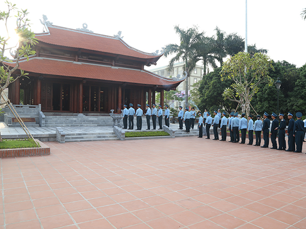 Quân chủng Phòng không-Không quân dâng hương tưởng niệm Chủ tịch Hồ Chí Minh và các anh hùng, liệt sĩ nhân kỷ niệm 56 năm Ngày truyền thống
