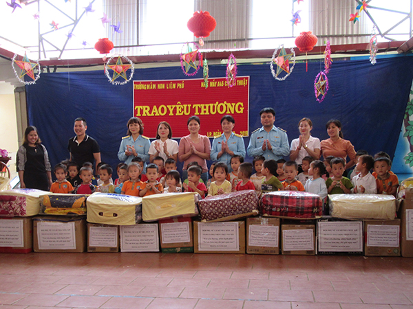 Hội Phụ nữ cơ sở Nhà máy A45 tặng quà các em nhỏ tại Lào Cai