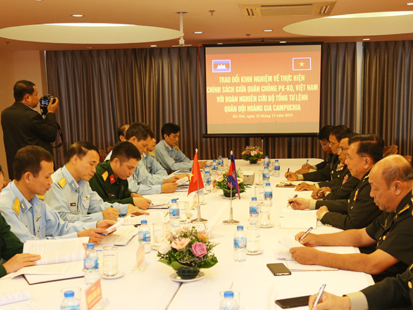 Đoàn Nghiên cứu của Bộ Tổng Tư lệnh Quân đội Hoàng gia Campuchia thăm và làm việc tại Quân chủng Phòng không-Không quân