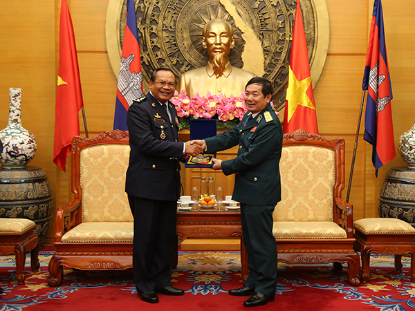 Phó Tổng Tư lệnh Quân đội Hoàng gia Campuchia thăm và làm việc tại Quân chủng PK-KQ