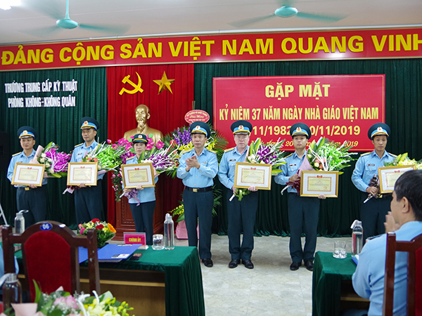 Học viện PK-KQ và Trường Trung cấp Kỹ thuật PK-KQ tổ chức các hoạt động kỷ niệm ngày Nhà giáo Việt Nam