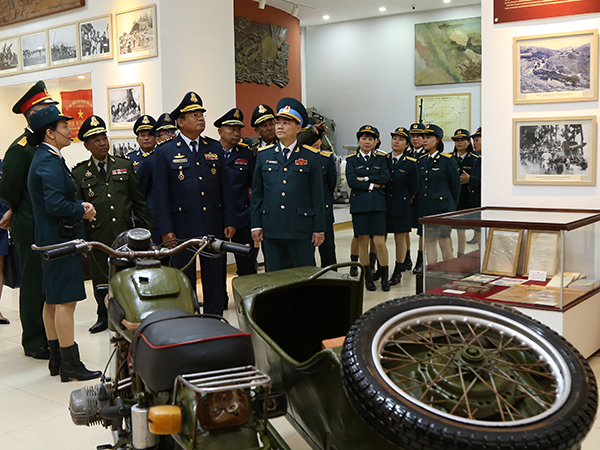 Phó Tổng Tư lệnh Quân đội Hoàng gia Campuchia thăm và làm việc tại Quân chủng PK-KQ