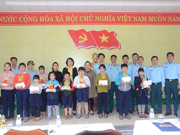 Trung đoàn 929 tặng quà cho các học sinh nghèo vượt khó thuộc phường Hòa Thọ Đông, quận Cẩm Lệ, TP Đà Nẵng