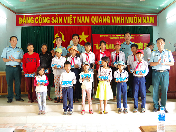 Trung đoàn 915 bàn giao “nhà tình nghĩa”, tặng quà nhân dân và học sinh tại xã Cà Lúi, huyện Sơn Hòa, tỉnh Phú Yên