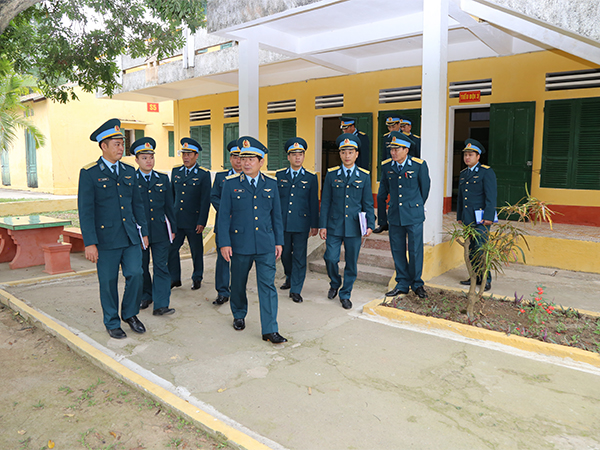 Trung tướng Lê Huy Vịnh - Tư lệnh Quân chủng PK-KQ kiểm tra công tác chuẩn bị tiếp nhận và huấn luyện chiến sĩ mới Sư đoàn 361 và Sư đoàn 371