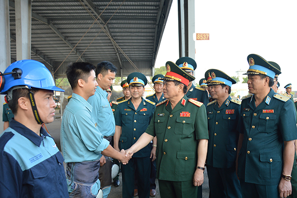 Đại tướng Ngô Xuân Lịch - Bộ trưởng Bộ Quốc phòng kiểm tra Sư đoàn 370