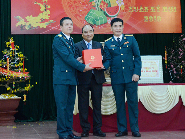 Thủ tướng Nguyễn Xuân Phúc kiểm tra sẵn sàng chiến đấu và chúc Tết Sư đoàn 372