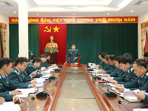 Trung tướng Lê Huy Vịnh - Tư lệnh Quân chủng PK-KQ kiểm tra công tác huấn luyện chiến sĩ mới tại Sư đoàn 365