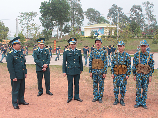 Thiếu tướng Trần Ngọc Quyến kiểm tra công tác huấn luyện chiến sĩ mới tại Sư đoàn 365