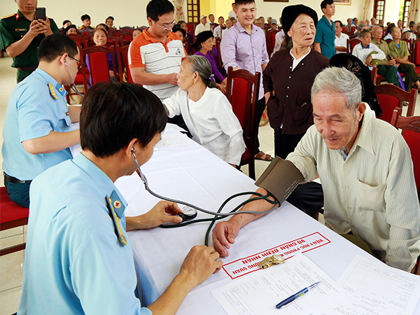 Viện Y học PK-KQ khám sức khỏe và cấp thuốc miễn phí cho các đối tượng chính sách xã Minh Châu, huyện Ba Vì