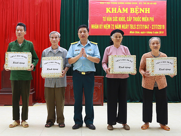 Viện Y học PK-KQ khám sức khỏe và cấp thuốc miễn phí cho các đối tượng chính sách xã Minh Châu, huyện Ba Vì
