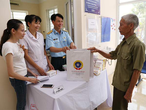 Viện Y học Phòng không-Không quân khám sức khỏe, tư vấn, cấp thuốc và tặng quà cho các đối tượng chính sách trên địa bàn Thành phố Hà Nội