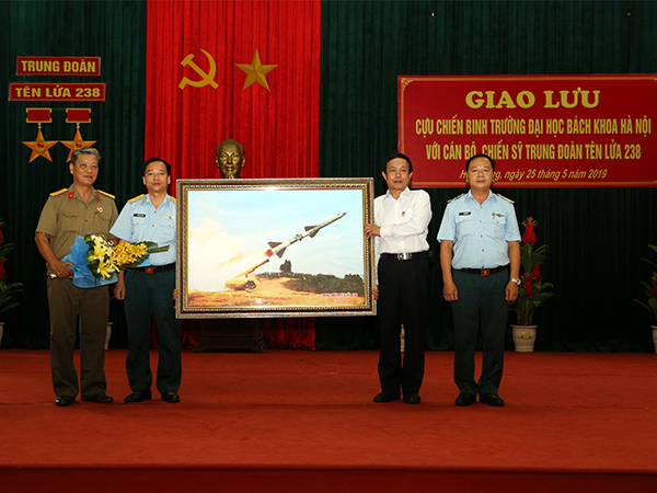 Hội Cựu chiến binh Trường Đại học Bách Khoa Hà Nội thăm và giao lưu với Trung đoàn 238