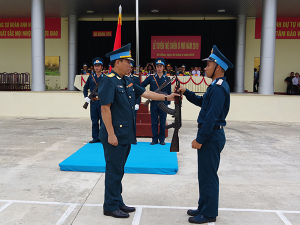 Các đơn vị trong Quân chủng Phòng không - Không quân tuyên thệ chiến sĩ mới năm 2019