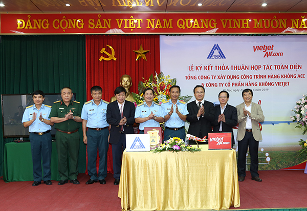 Tổng công ty ACC và Công ty cổ phần Hàng không Vietjet ký kết thỏa thuận hợp tác toàn diện
