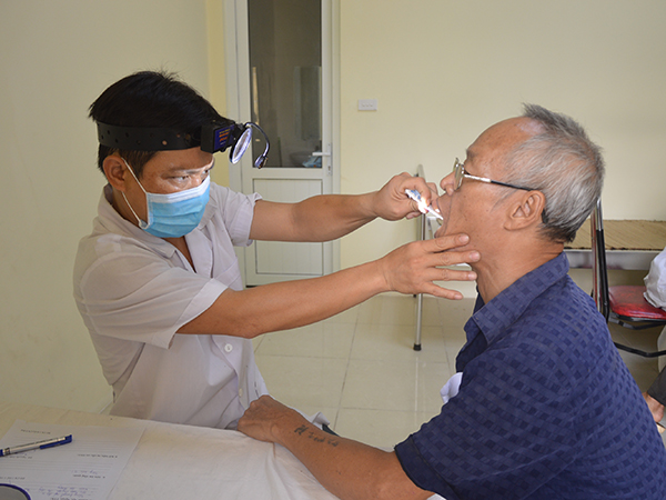 Học viện PK-KQ khám bệnh, tư vấn sức khỏe, cấp thuốc miễn phí cho các đối tượng chính sách tại Sơn Tây