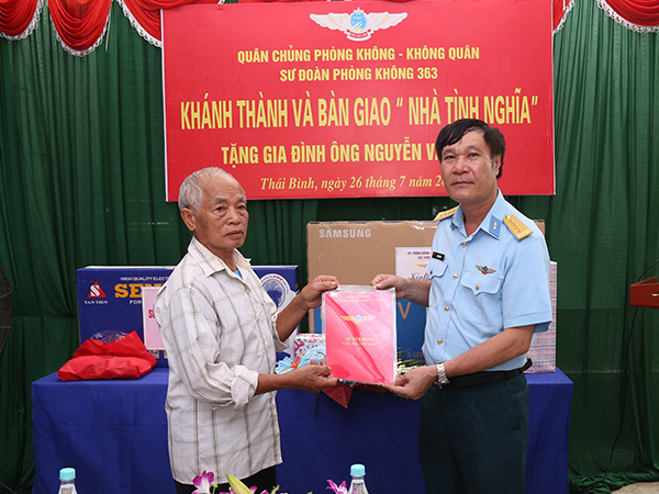 Sư đoàn 363 bàn giao nhà tình nghĩa cho gia đình ông Nguyễn Văn Nhạn