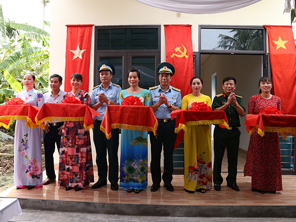Sư đoàn 363 và Tổng công ty ACC bàn giao “Nhà đồng đội”, “Nhà tình nghĩa” cho các gia đình chính sách trên địa bàn huyện Tứ Kỳ, tỉnh Hải Dương