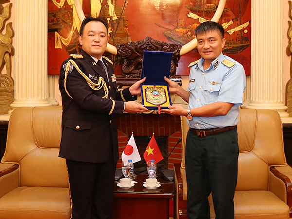 Thủ trưởng Bộ Tư lệnh Quân chủng Phòng không - Không quân tiếp Tùy viên Quốc phòng Nhật Bản tại Việt Nam