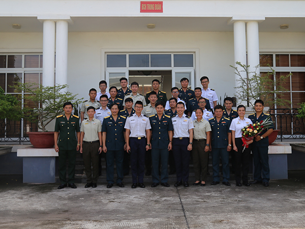 Đoàn sĩ quan trẻ Quân đội Singapore thăm và giao lưu tại Trung đoàn Không quân 927