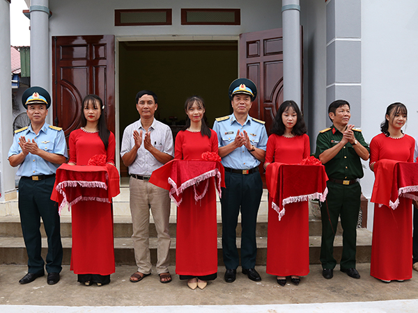 Sư đoàn 363 và Tổng công ty ACC bàn giao “Nhà đồng đội”, “Nhà tình nghĩa” cho các gia đình chính sách trên địa bàn huyện Tứ Kỳ, tỉnh Hải Dương