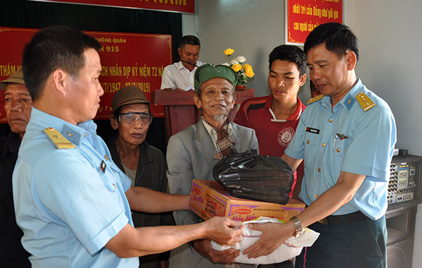 Trung đoàn 915 tặng quà các gia đình chính sách tại xã Cà Lúi, huyện Sơn Hòa, tỉnh Phú Yên