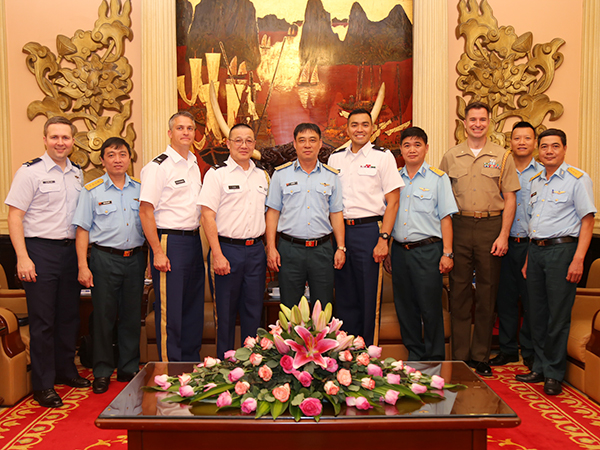 Thủ trưởng Bộ Tư lệnh Quân chủng Phòng không - Không quân tiếp Tùy viên Quốc phòng Hoa Kỳ tại Việt Nam