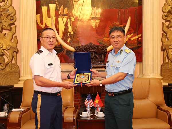 Thủ trưởng Bộ Tư lệnh Quân chủng Phòng không - Không quân tiếp Tùy viên Quốc phòng Hoa Kỳ tại Việt Nam