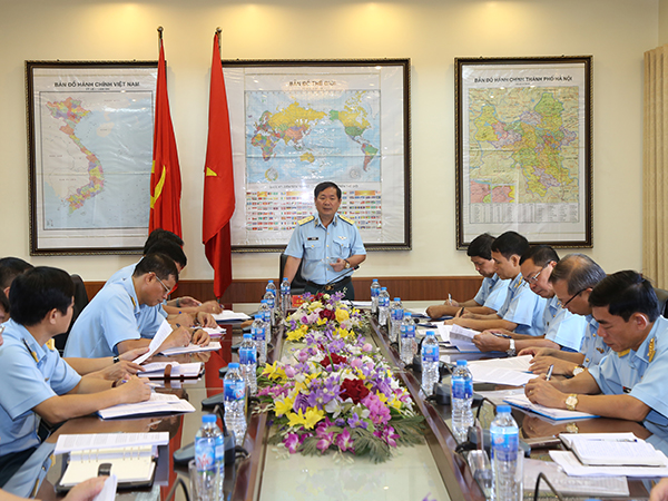 Trung tướng Lê Huy Vịnh - Tư lệnh Quân chủng PK-KQ kiểm tra Lữ đoàn Thông tin 26