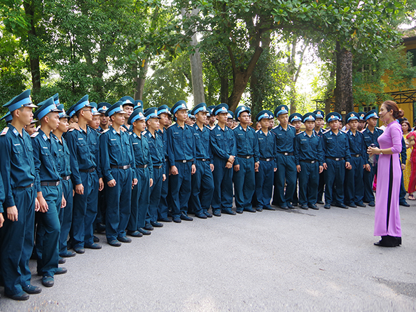 Trường Trung cấp Kỹ thuật Phòng không - Không quân tổ chức tham quan, học tập tại quần thể Lăng Chủ tịch Hồ Chí Minh