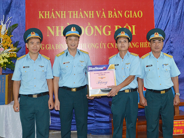 Viện Kỹ thuật Phòng không - Không quân bàn giao “Nhà đồng đội” cho Thượng úy QNCN Lê Quang Hiếu