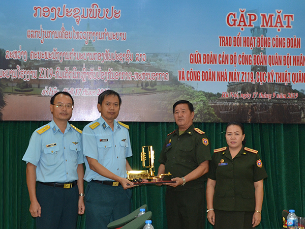 Đoàn cán bộ Công đoàn Quân đội nhân dân Lào thăm và làm việc tại Nhà máy Z119