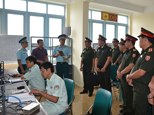 Đoàn cán bộ Công đoàn Quân đội nhân dân Lào thăm và làm việc tại Nhà máy Z119