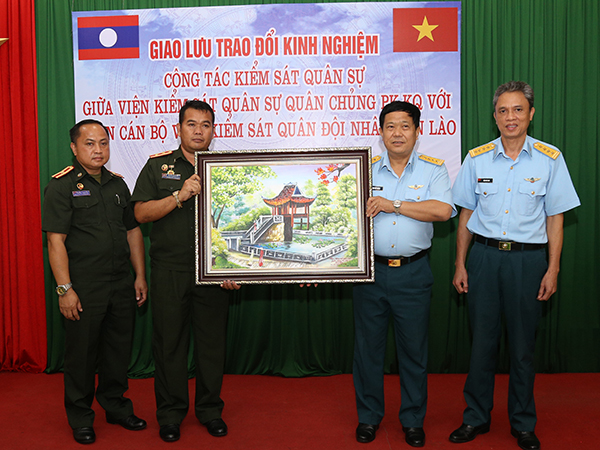 Đoàn cán bộ Viện Kiểm sát Quân đội nhân dân Lào thăm và làm việc tại Quân chủng Phòng không - Không quân