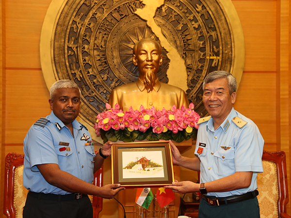 Chuyên gia Không quân Ấn Độ thăm và làm việc tại Quân chủng Phòng không-Không quân