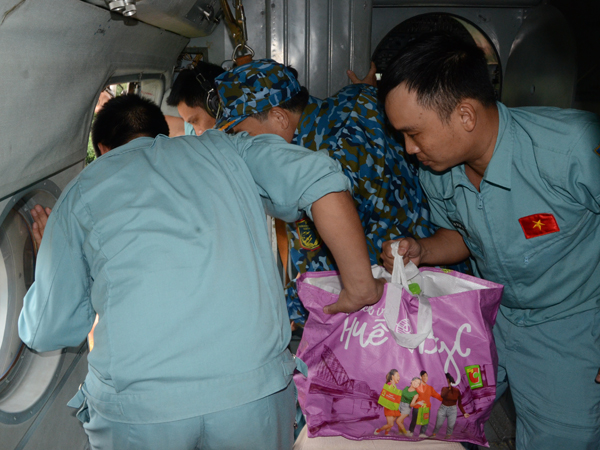 Trung đoàn 930 vận chuyển hàng hóa cứu trợ cho công nhân đang mắc kẹt ở Thủy điện Rào Trăng 3