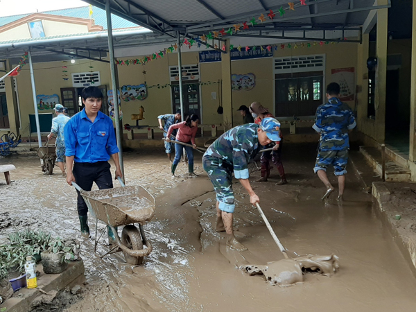 Sư đoàn 375 giúp dân khắc phục hậu quả mưa lũ tại miền Trung