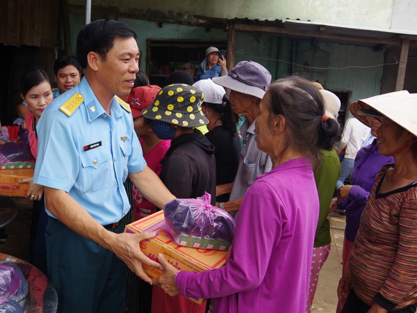 Sư đoàn 375 giúp dân khắc phục hậu quả mưa lũ tại miền Trung