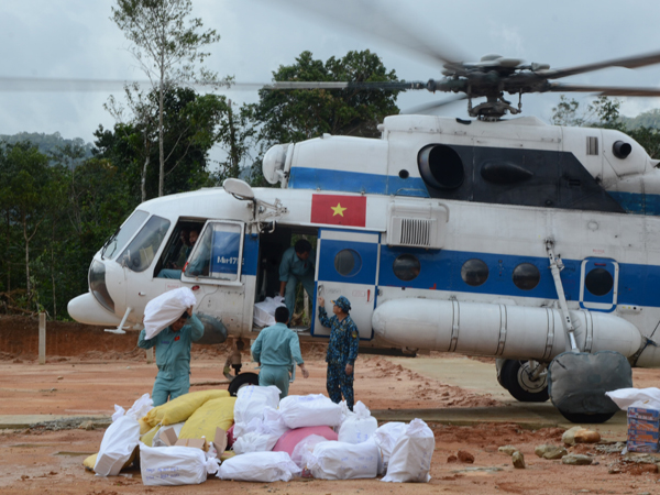 Quân chủng Phòng không - Không quân tiếp tế cho đồng bào bị cô lập tỉnh Quảng Nam